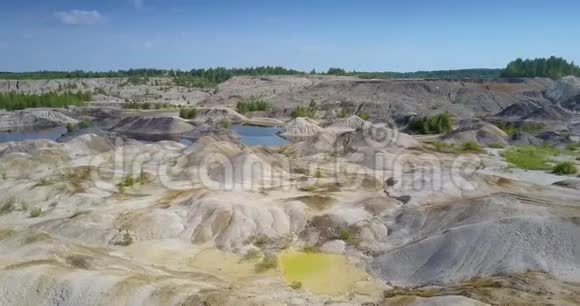 在废泥石采石场附近湖畔的白色清澈的山丘视频的预览图