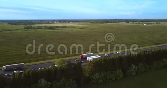 乡村景观和车辆沿着道路缓慢行驶视频的预览图