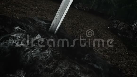 中世纪的铁剑插在森林里的岩石里视频的预览图
