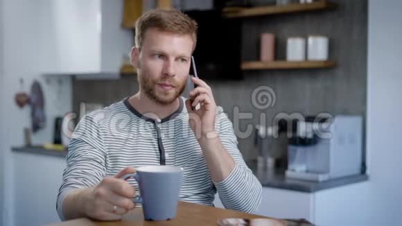 早餐时男人在智能手机上讲话视频的预览图