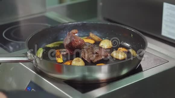 肉类和蔬菜是在锅子上的煎锅里烤的特写镜头视频的预览图