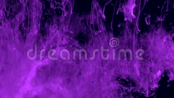 水中的紫色墨水紫色与闪光的油漆在水中反应创造抽象的云形可用作视频的预览图