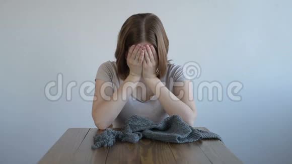 年轻女子为灰色编织而哭泣视频的预览图