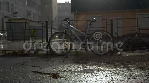 雨天自行车停在围栏附近视频的预览图