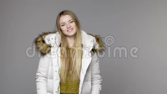 穿着温暖冬衣的女人视频的预览图