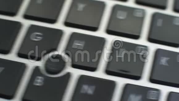 电脑键盘上的登录按钮女性手指按下键视频的预览图