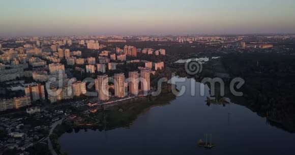 低飞在市中心与城市景观日落视图4k4096x2160像素视频的预览图