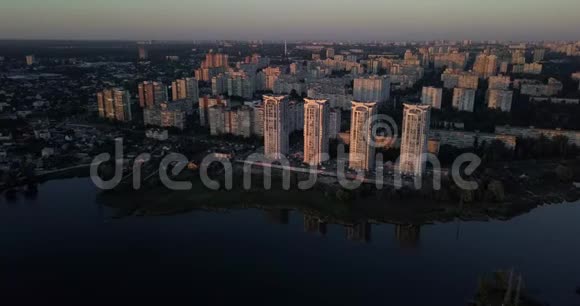 低飞在市中心与城市景观日落视图4k4096x2160像素视频的预览图