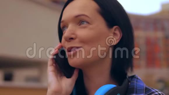 一位晒黑的深色头发的女性在打电话视频的预览图