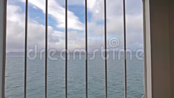 从海中透过金属栅栏看到的郡城视频的预览图