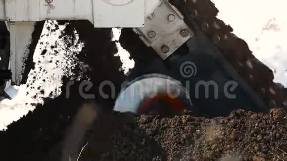 拖拉机挖沟视频的预览图