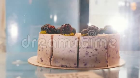 商店橱窗后面的一个黑莓蛋糕蛋糕顶部的黑莓视频的预览图