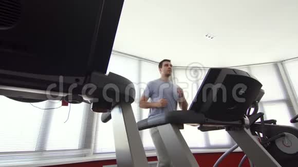 30岁以上的男人心脏病健身房里的剧痛视频的预览图