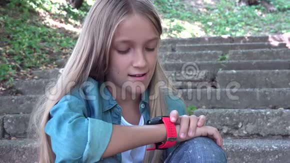 在公园户外使用智能手表的儿童智能手表视频的预览图
