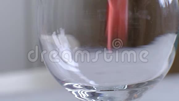 把红色的榨汁机倒入玻璃杯中用宏拍视频的预览图