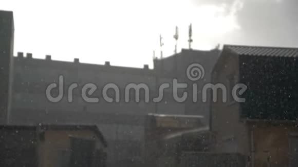 慢行的低矮建筑物上的雨水视频的预览图