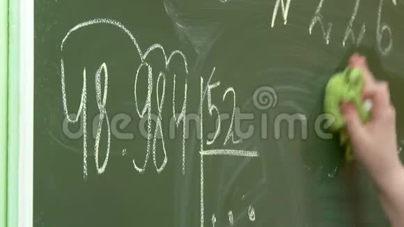 数学课在学校孩子们在黑板和课桌上解决问题视频的预览图