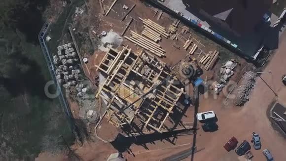 从上面看到正在建造的新木屋建筑施工机械工人和建筑材料视频的预览图