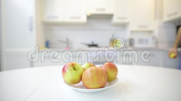 人们把新鲜苹果放在盘子里视频的预览图
