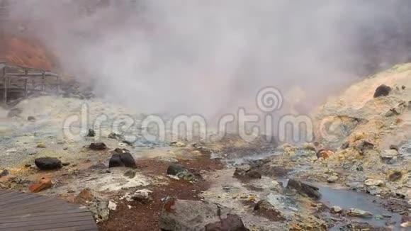 火山热泥池视频的预览图