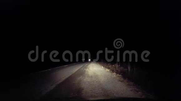 汽车在漆黑的夜乡村道路上搁浅在路边司机的观点视频的预览图