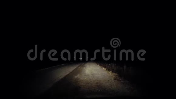 汽车在漆黑的夜乡村道路上搁浅在路边司机的观点视频的预览图