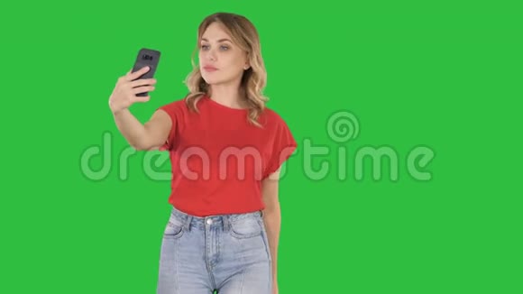 可爱的女孩在绿色屏幕上自拍Chroma键视频的预览图