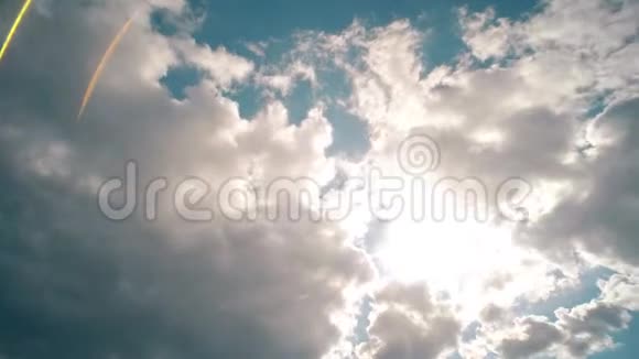 美丽的阳光云朵在天空中盘旋视频的预览图