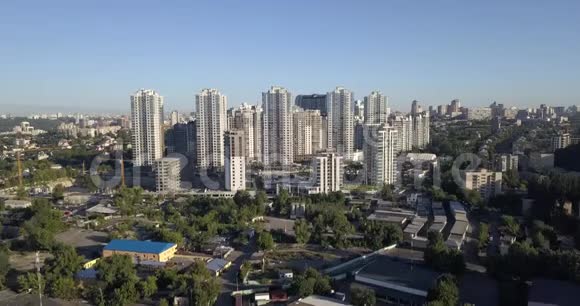 基辅一个住宅区的街道4k4096x2160像素视频的预览图