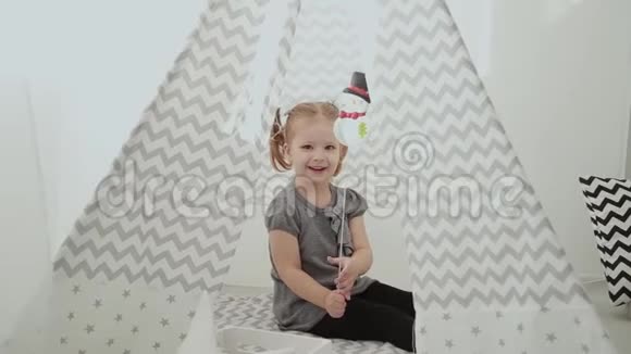 非常漂亮的小女孩在一个帐篷里玩视频的预览图