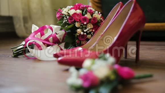 奢华的粉色系新娘结婚鞋棕色bckgrnd的玫瑰花束视频的预览图