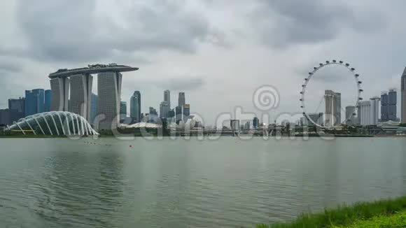 新加坡城市天际线从MarinaBarrage到新加坡城市的日夜时光流逝视频的预览图