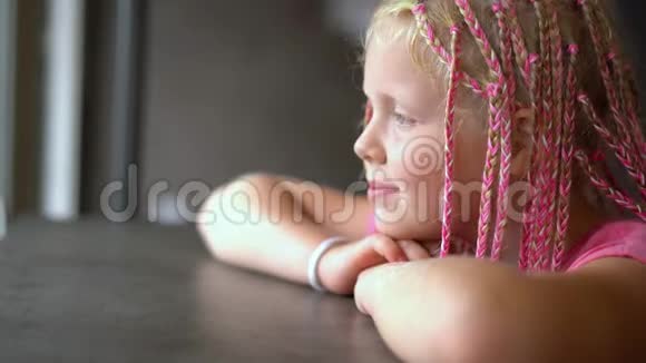 一个相貌平平的漂亮姑娘正坐在咖啡馆里等着视频的预览图
