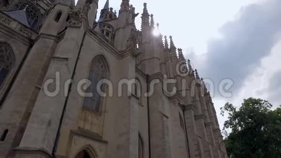 在库特纳霍拉的罗马天主教教堂圣芭教堂的巨大倾斜镜头视频的预览图