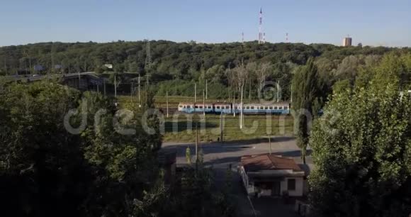 空中射击汽车在路边行驶4k4096x2160像素视频的预览图