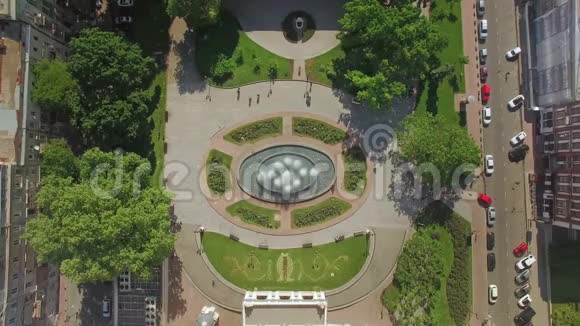 在敖德萨歌剧院和芭蕾舞剧院旁边的喷泉和附近地区的鸟瞰图视频的预览图