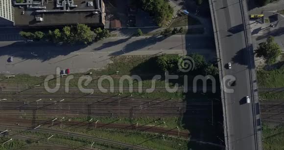 空中垂直射击汽车在路边行驶4k4096x2160像素视频的预览图