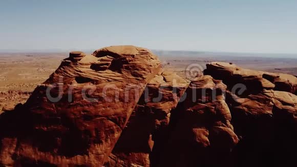 在亚利桑那州的纪念碑谷的巨大悬崖上有一位医生站了起来他展示了令人难以置信的无穷无尽的广阔沙漠空间视频的预览图