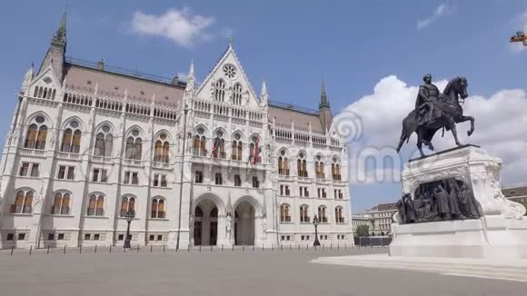 在阳光明媚的日子里匈牙利议会大厦前有纪念碑的广场视频的预览图