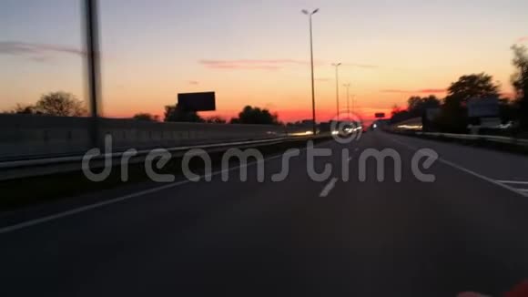 傍晚在高速公路上日落时快速移动视频的预览图