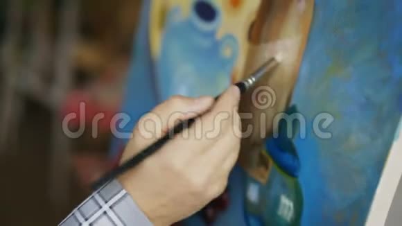 在艺术工作室的画布上拉近人手画的静物画面视频的预览图