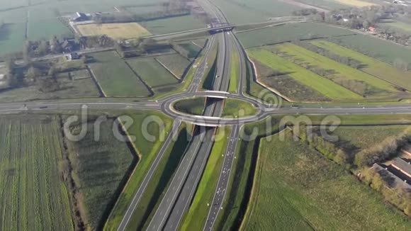 在连接荷兰主要城市的高速公路附近飞行汽车在高速公路上行驶视频的预览图