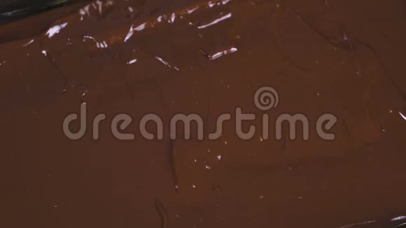 液体巧克力一张烤盘巧克力糖果馅料巧克力糖生产视频的预览图