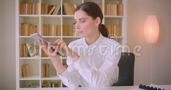 年轻有魅力的高加索女商人用平板电脑特写肖像并在镜头中显示绿色屏幕视频的预览图