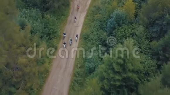 极端的摩托车手骑在森林里的道路上莫托科罗斯莫托波特视频的预览图
