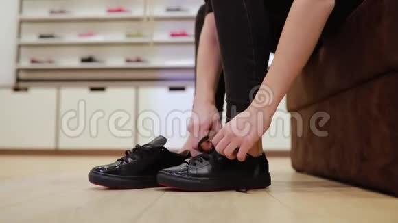 穿靴子的女人系鞋带视频的预览图