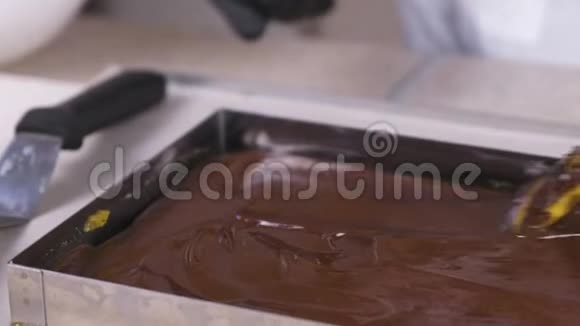 液体巧克力是用刮刀在烤盘上滚出来的视频的预览图