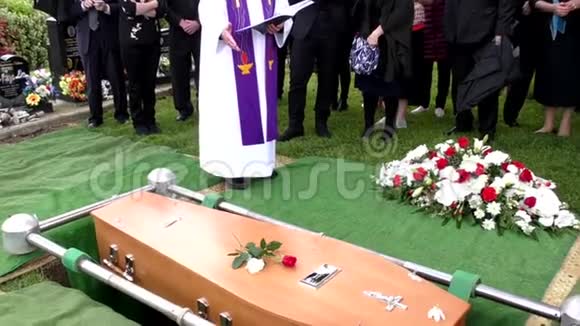 葬礼棺材在灵车或礼拜堂或墓地埋葬视频的预览图