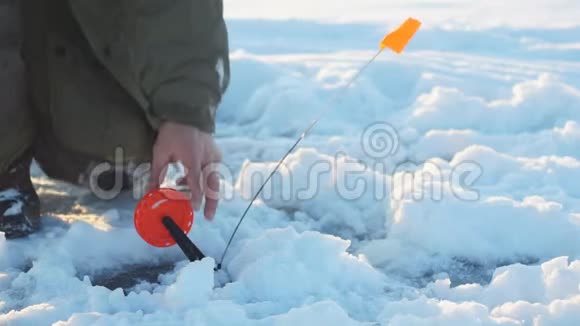 渔民检查钓线鱼竿冬季捕鱼冬季运动视频的预览图