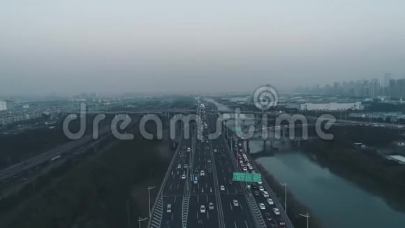 公路立交的高空俯视图从上面俯瞰道路交叉口汽车交通和许多交通堵塞视频的预览图